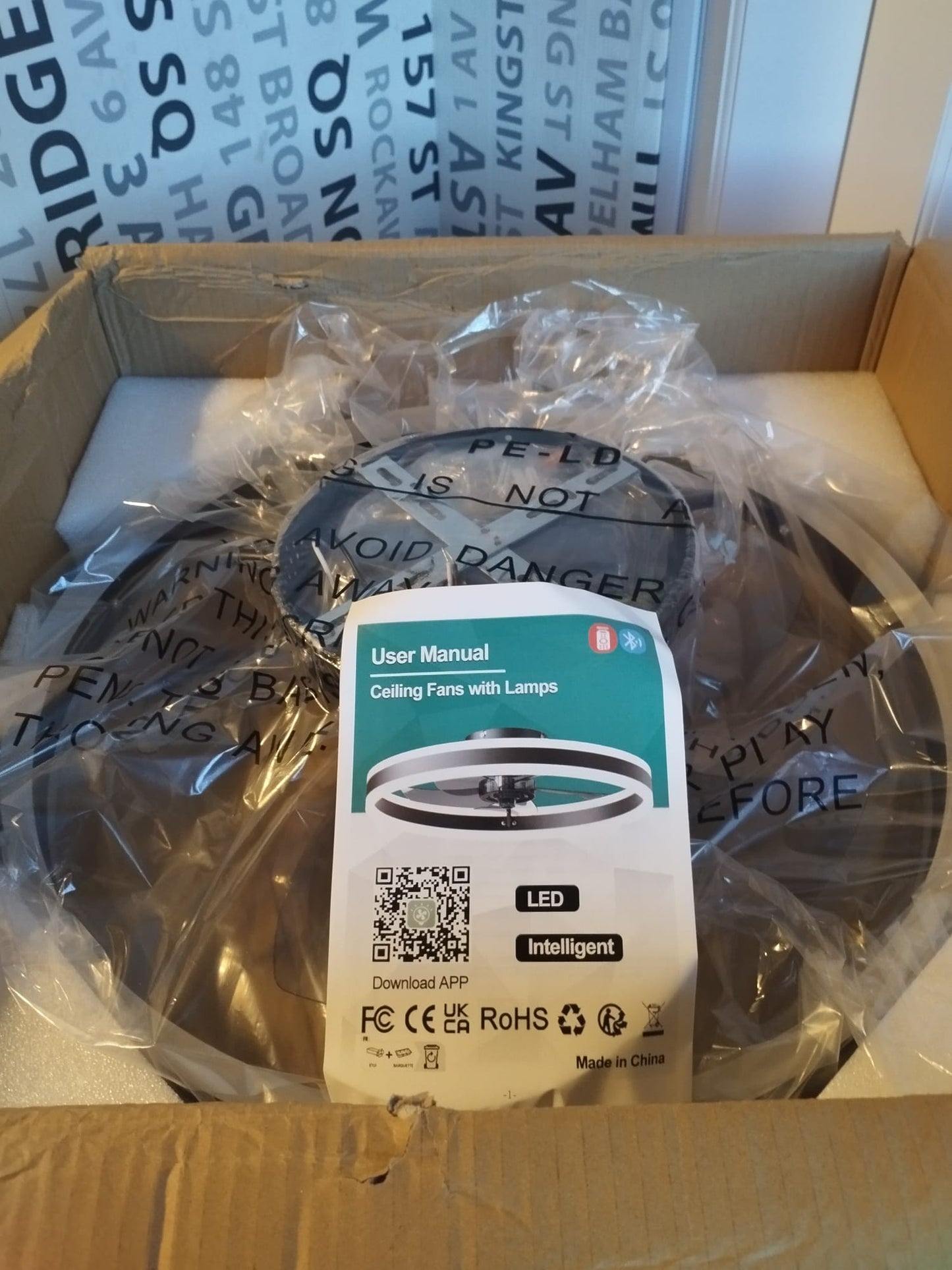 Modernā Griestu LED Lampa Ar Ventilatoru un Viedo Vadību (Smart LED Ceiling Fan)