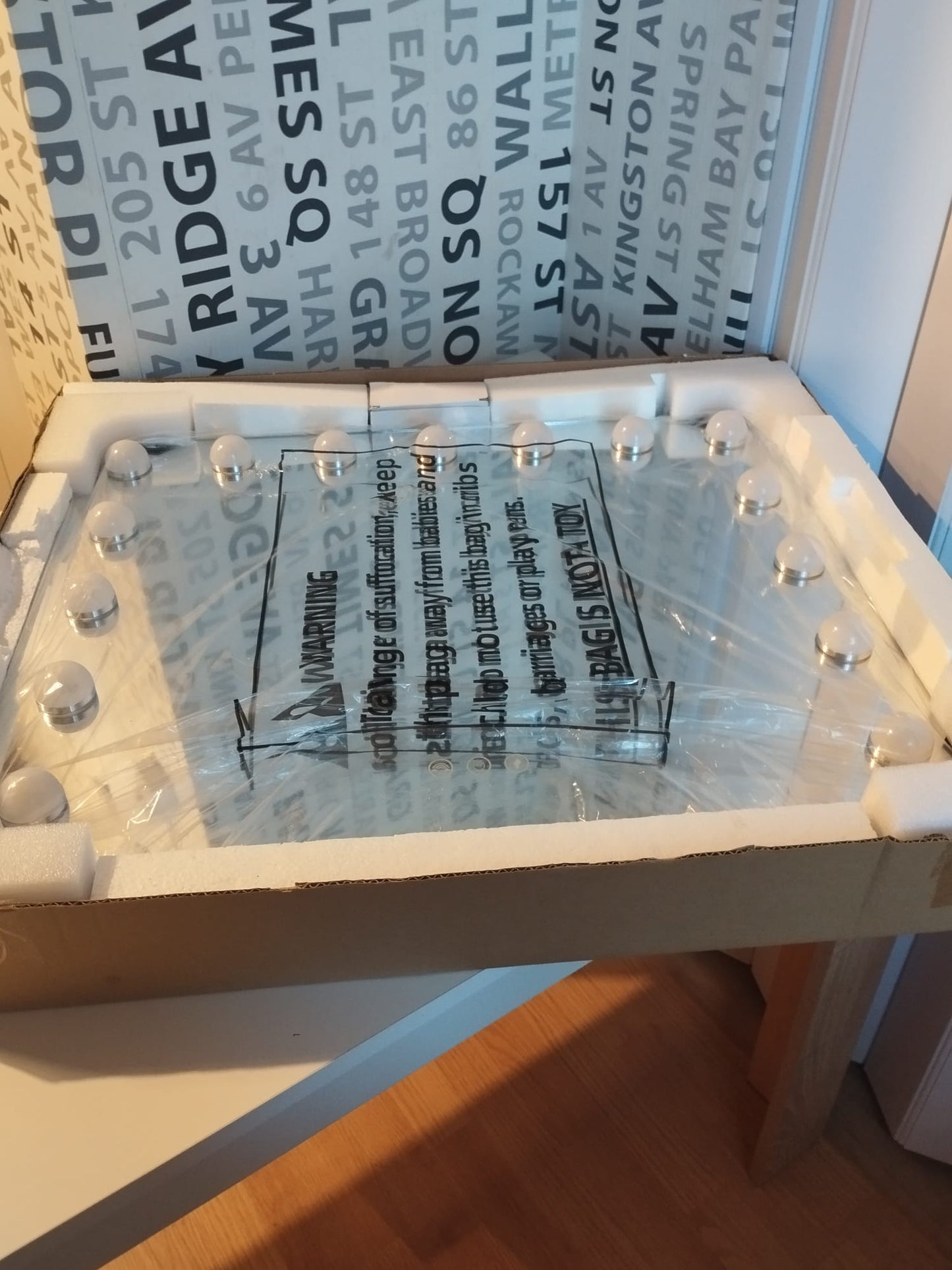 Holivudas stila grima / meikapa spogulis ar iebūvētām LED spuldzēm (Hollywood Vanity Mirror).