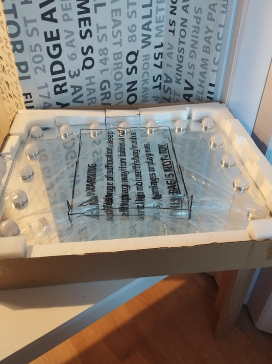 Holivudas stila grima / meikapa spogulis ar iebūvētām LED spuldzēm (Hollywood Vanity Mirror).